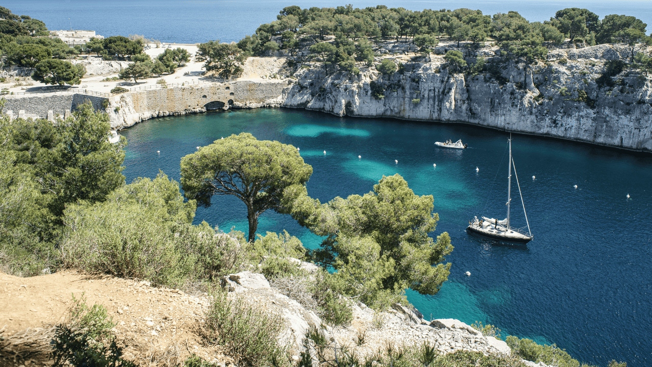 Comment domicilier une entreprise à Cassis : les atouts