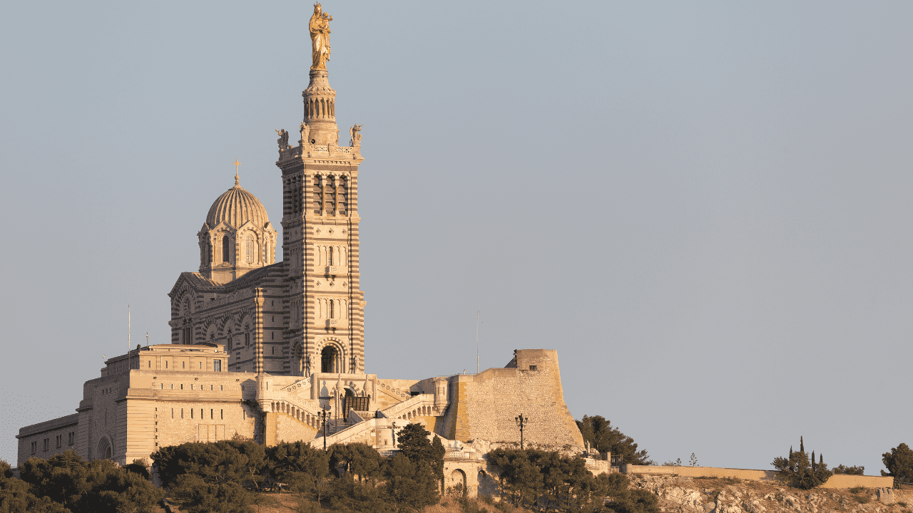 Domicilier fiscalement une entreprise à Marseille : Guide 2024
